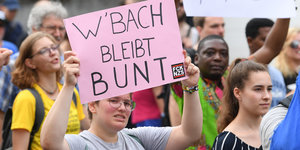 Teilnehmerinnen einer Demonstration gegen rechten Terror halten Plakate mit der Aufschrift "Wächtersbach bleibt bunt" und "Frieden"