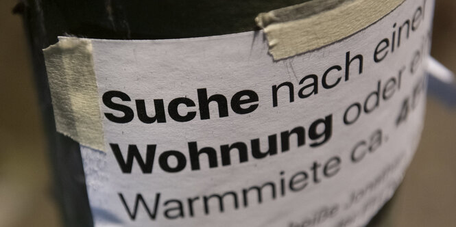 Wohnungen in Berlin sind kaum noch zu finden. Auf dem Foto sieht man ein weiteres Wohnungsgesuch