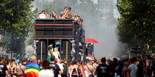 Teilnehmer der CSD-Parade kommen mit einem Umzugstruck an der Siegessäule an.