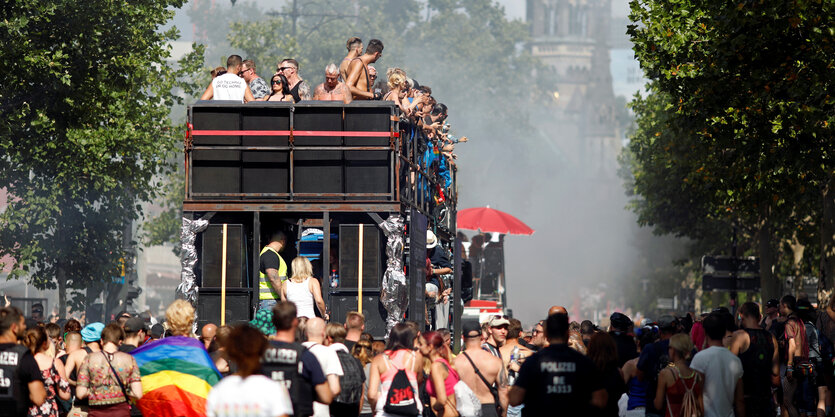 Teilnehmer der CSD-Parade kommen mit einem Umzugstruck an der Siegessäule an.