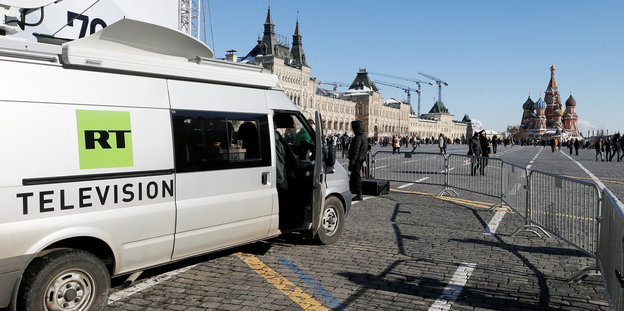 Der Übertrangswagen des russischen Fernsehsenders RT steht auf dem Roten Platz in Moskau