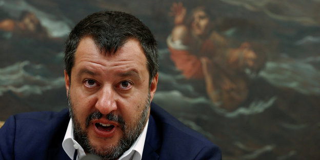 Der italienische Innenminister Matteo Salvini gibt eine Pressekonferenz