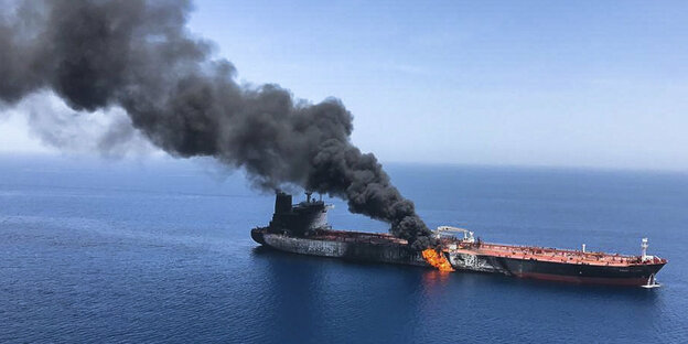 Ein Öl-Tanker brennt nach einem Angriff in der Straße von Hormuz