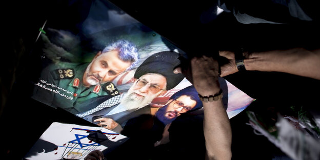 Demonstranten halten Plakate mit den Fotos des iranischen Revolutionsführers Ajatollah Chomeini und des libanesischen Hisbollah-Führers Hassan Nasrallah hoch