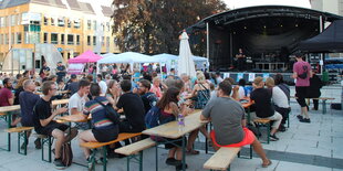 Teilnehmer einer Demonstration gegen Rassismus und Ausgrenzung, zu der das Bündnis #unteilbar aufgerufen hat, ziehen mit Schildern mit der Aufschrift "Vielfalt fordern Kultur fördern" und "Für Freiräume der Fantasie" durch die Stadt.