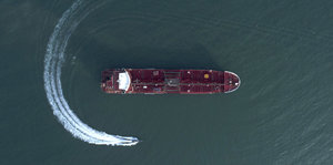 Ein Boot der iranischen Revolutionsgarden umkreist einen unter britischer Flagge fahrenden Öltanker