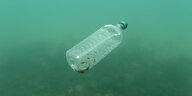Plastikflasche im Meer unter Wasser