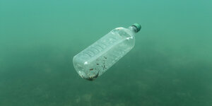 Plastikflasche im Meer unter Wasser