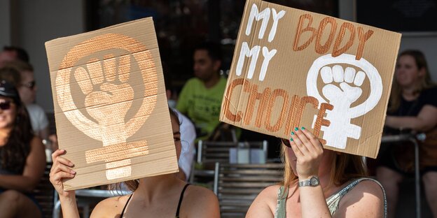 Demonstrantinnen mit Plakaten. Auf einem steht „My body, my choice“