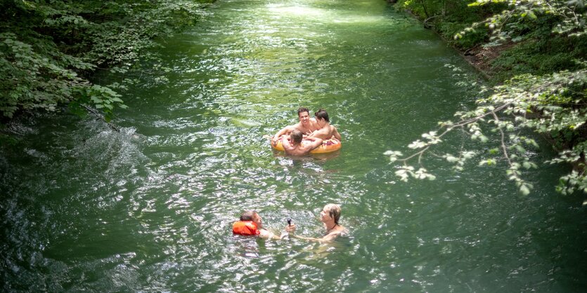 menschen mit schwimmringen im fluss