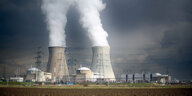 Dampf steigt aus den Kühltürmen des Atomkraftwerks Doel