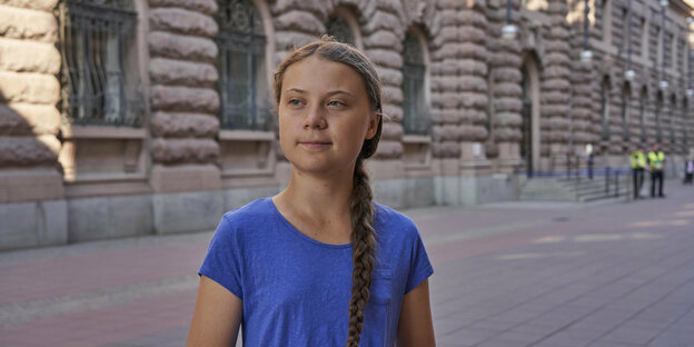 Greta Thunberg in einem blauen T-Shirt blickt in die Ferne Greta Thunberg in einem blauen T-Shirt blickt in die Ferne