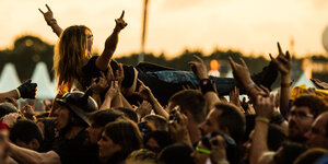 Während eines Konzerts der schwedischen Melodic-Death-Metal-Band «Amon Amarth» wird auf dem Festivalgelände des Wacken Open Air ein Fan beim Crowd-Surfing auf Händen getragen