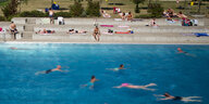 Badegäste schwimmen im Rheinbad