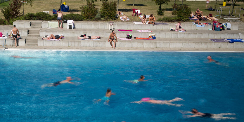 Badegäste schwimmen im Rheinbad