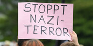 Ein Schild mit der Aufschrift „Stoppt Nazi-Terror“