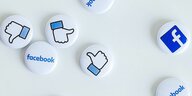 Ansteckbuttons auf denen das Like-Symbol von Facebook gedruckt ist
