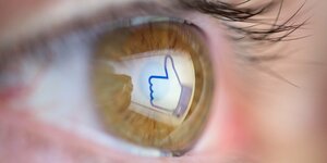 Ein Facebook-Likebutton spiegelt sich in einem Auge