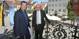 Söder und Kretschmann posieren auf einem Balkon