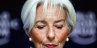 Christine Lagarde in Nahaufnahme. Sie schaut nach unten