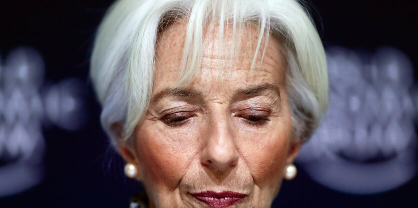 Christine Lagarde in Nahaufnahme. Sie schaut nach unten