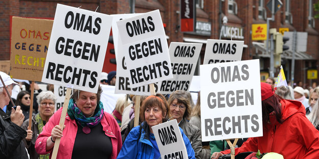 "Omas gegen Rechts steht bei einer Demonstration gegen Rassismus und Rechtspopulismus am 25.5.2019 auf Transparenten.
