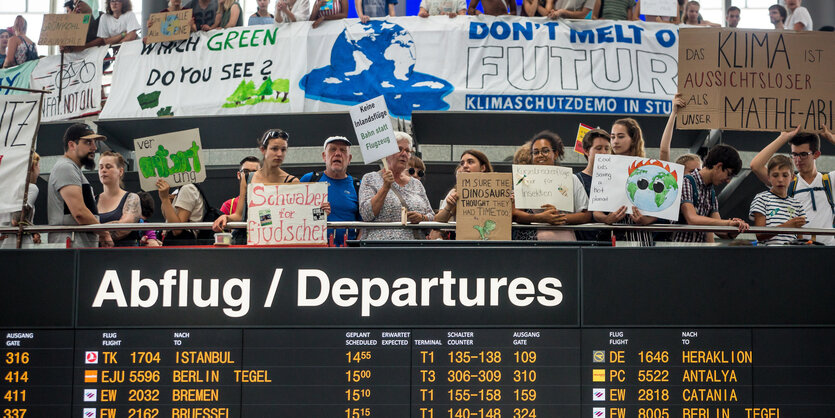 Klima-Demo im Flughafen Stuttgart