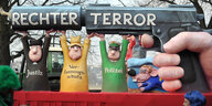 Ein Karnevalswagen mit dem Motto "Rechter Terror" fährt beim Rosenmontagszug 2012 durch Düsseldorf.