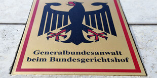 Ein Hinweisschild mit Bundesadler und dem Schriftzug «Generalbundesanwalt beim Bundesgerichtshof» ist an der Bundesanwaltschaft angebracht