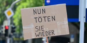 Ein Demonstrant gegen einen Aufmarsch der Partei "Die Rechte" hält am 20.7.2019 ein Plakat hoch mit der Aufschrift "Nun töten sie wieder".