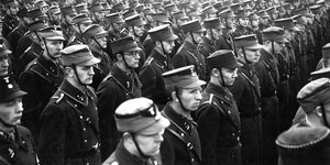 Die Gruppe der Sturmabteilung Berlin-Brandenburg steht stramm in Reihen im Dezember 1935
