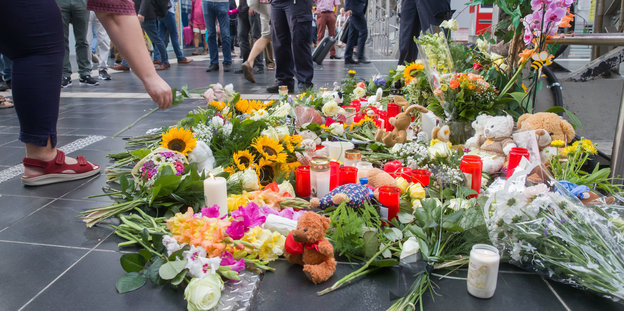 Blumen und Gedenkkerzen auf dem Bahnsteig