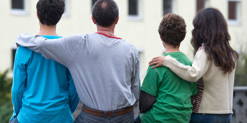 Vier Menschen, von hinten fotografiert