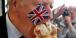 Boris Johnson beißt in ein Eis mit britischer Flagge