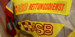 Das Logo des Arbeiter-Samariter-Bundes (ASB) am Rande einer Pressekonferenz