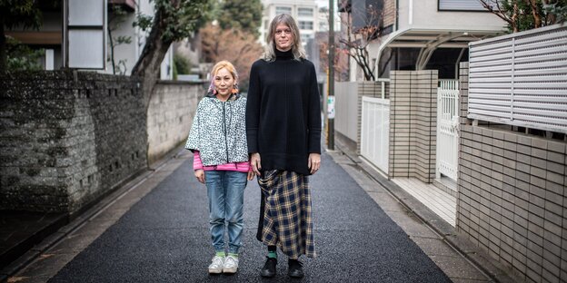 Elin McCready posiert mit ihrer Frau Midori auf einer Straße