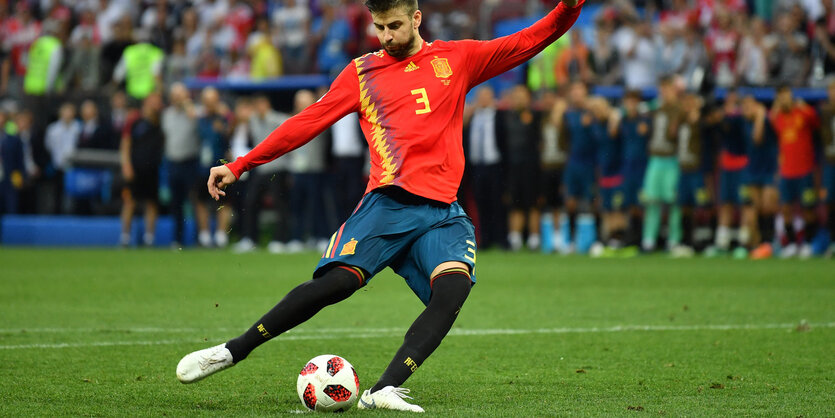 Fußballer Piqué setzt zum Schuss an