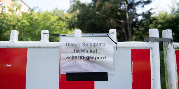 Absperrung vor einem Spielplatz in Schleswig-Holstein