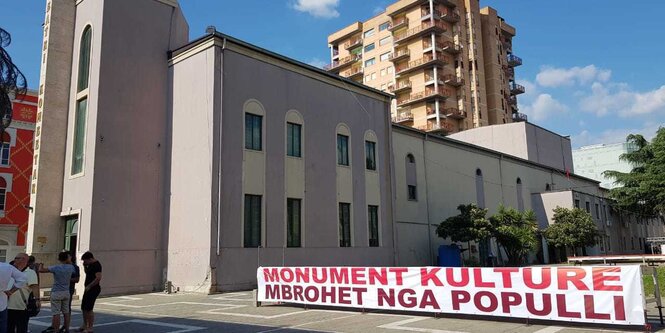 Das Theater in Tirana. Davor ist ein Protestbanner aufgespannt