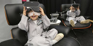 Ein junger Chinese probiert eine Virtual Reality-Brille aus, die auf G5 basiert