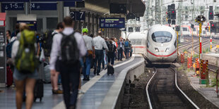 Ein ICE fährt am Morgen fahrplanmäßig am Bahnsteig 7 im Frankfurter Hauptbahnhof ein