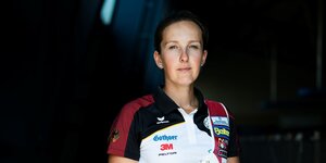 Elena Richter steht in Trainingsmontur vor dunklem Hintergrund