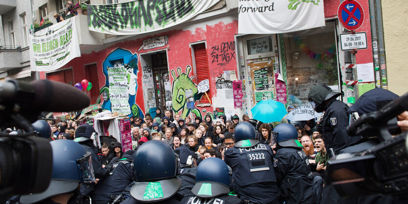 Polizisten räumen eine Sitzblockade vor der Friedel54