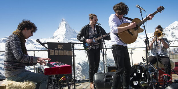 Die Schweizer Band Faber spielt beim festival Zermatt Unplugged vor einer Bergkulisse