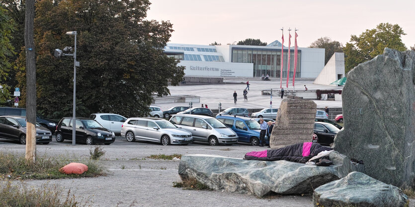 Leute vor einem Gebäude