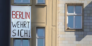 An einem Berliner Hochhaus hängt ein Banner mit der Aufschrift "Berlin wehrt sich"