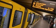 Datenschutz BVG: Eine Anzeige vor einer U-Bahn zeigt "nicht einsteigen" an.