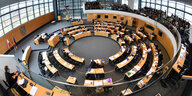Man sieht den Erfurter Plenarsaal von schräg oben während einer Sitzung.