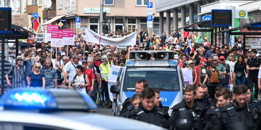 Menschen demonstrieren gegen den Aufmarsch der Kleinstpartei "Die Rechte".