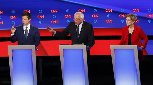 Bernie Sanders, Elizabeth Warren und Pete Butttgieg stehen in der Fernsehdebatte nebeneinander und diskutieren